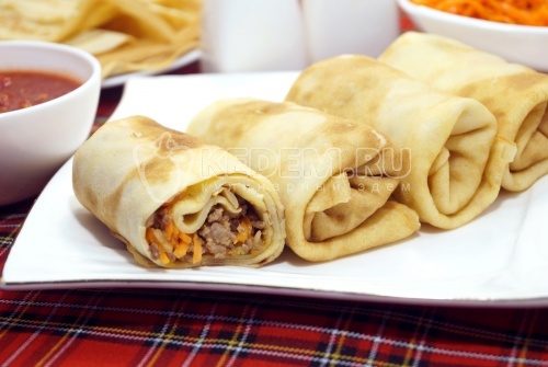 Блины с фаршем и морковью по-корейски