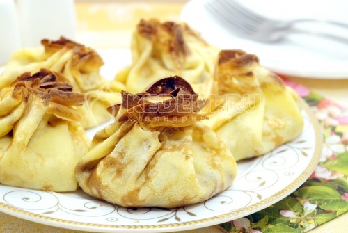 Блинные узелки с курицей и грибами