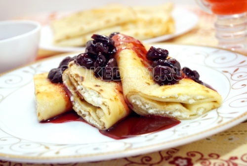Блины с творогом и вишневым соусом