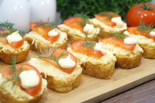 Бутерброды с помидорами и сыром с чесноком
