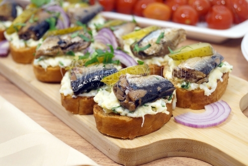 Бутерброды со шпротами, яйцами и маринованными огурцами