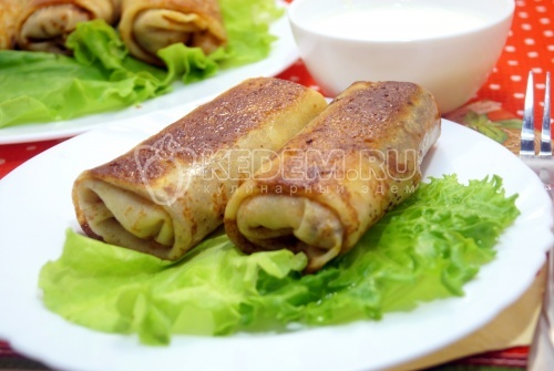 Фаршированные блины с колбасой и грибами
