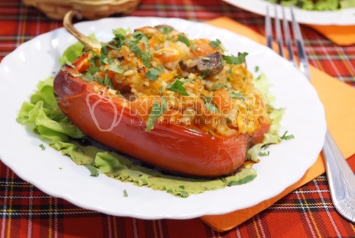 Фаршированные овощами и грибами перцы в духовке