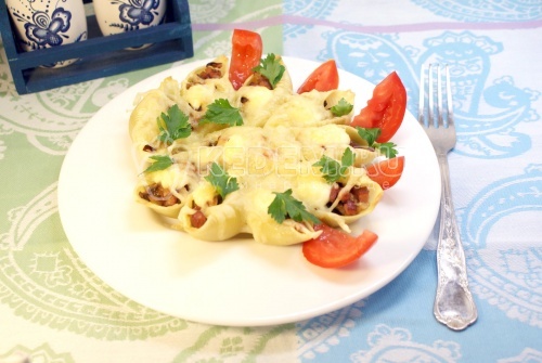 Фаршированные ракушки с грибами и ветчиной