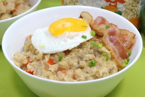 Жареная овсянка с беконом и яйцом