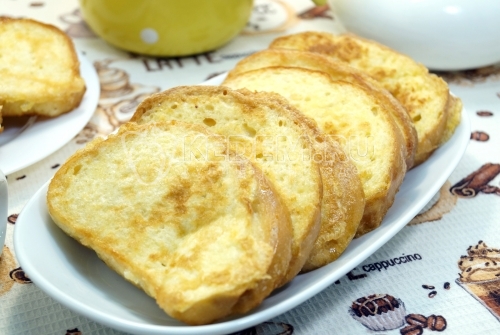 Гренки с яйцом на сковороде