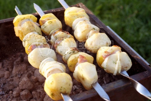 Картофель на мангале с салом и луком