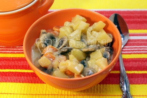 Картофель запеченный с грибами и овощами в горшочке