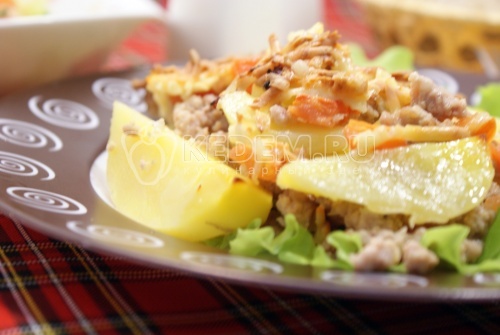 Картофельные дольки с фаршем и сыром