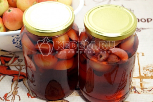 Компот из яблок и черной смородины