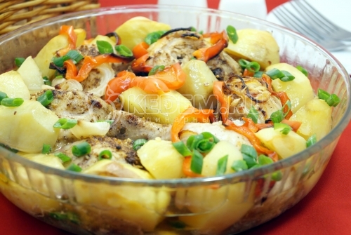 Курица кусочками в духовке с картофелем