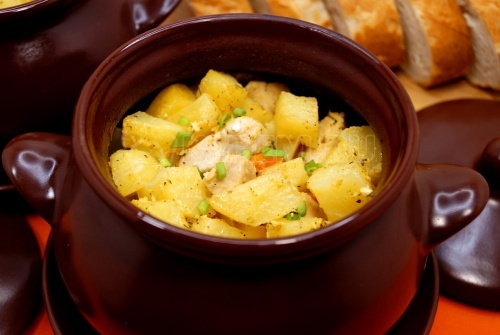 Курица с картошкой в горшочках со сметаной