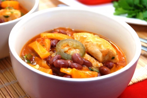 Курица тушеная с фасолью и овощами в томатном соусе