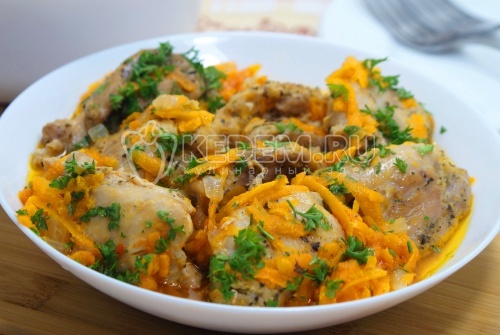 Курица тушеная с морковью