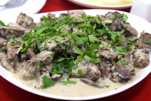 Куриная печень в сливках с луком