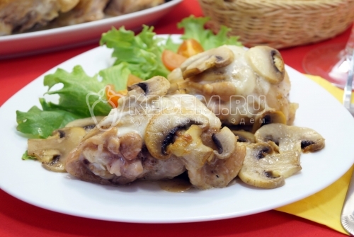 Куриные бедра в духовке с грибами