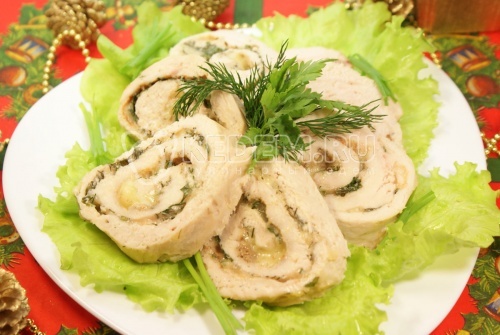 Куриный рулет с зеленью и сыром