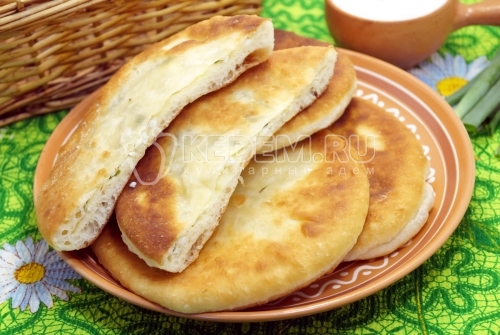 Лепешки на сковороде с зеленым луком и яйцом
