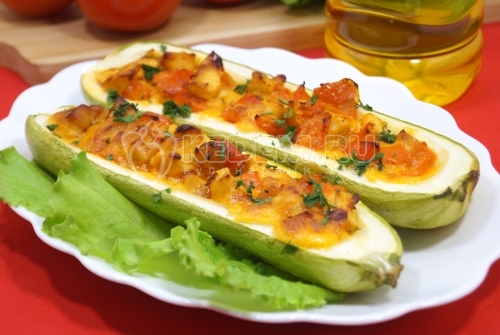 Лодочки из кабачков с курицей и сыром