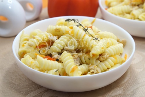 Макароны с куриным фаршем и овощами на сковороде