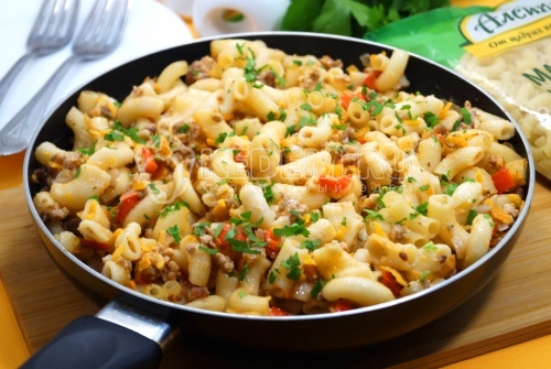 Макароны с фаршем и овощами на сковороде