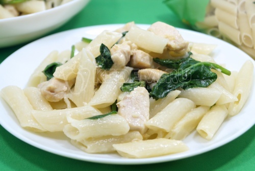 Макароны с курицей и шпинатом