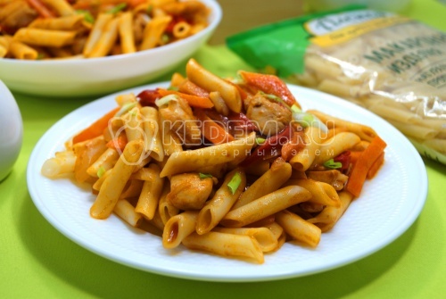 Макароны с подливой из курицы