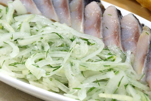 Маринованный лук к селедке без уксуса