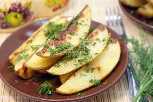 Молодой картофель с укропом и чесноком