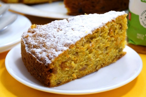 Морковный пирог с арахисом и изюмом
