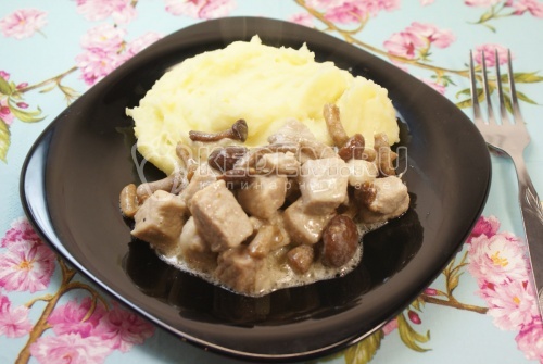 Мясо с грибами в сметане
