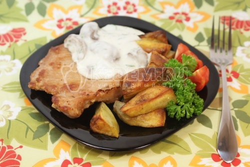 Мясо с картофелем и грибным соусом