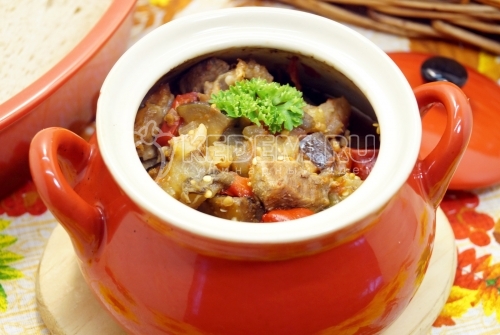 Мясо с овощами в горшочке