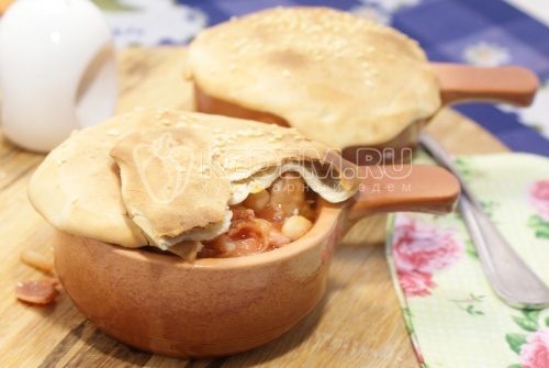 Мясо в горшочках с помидорами и фасолью