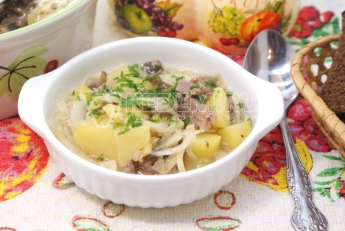 Мясо в горшочке с картофелем