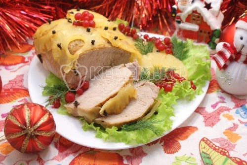 Мясо запеченное с ананасами
