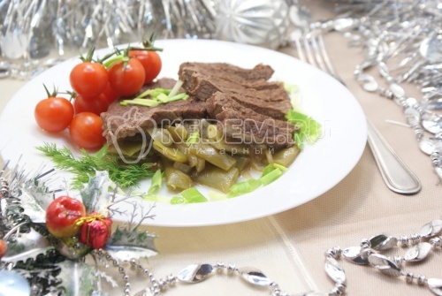 Отбивные из говядины томленые с луком и фасолью