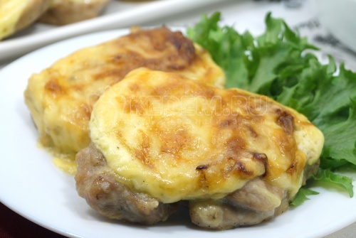 Отбивные с луком и сыром в духовке