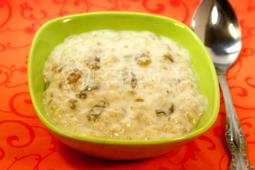 Овсяная каша с изюмом