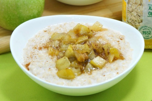 Овсяная каша с яблоками