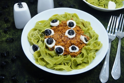 Паста с мясным соусом на Хэллоуин