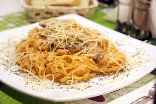 Паста с шампиньонами и креветками