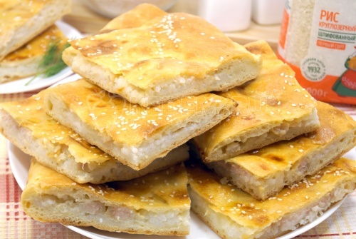 Пирог с рыбой и рисом