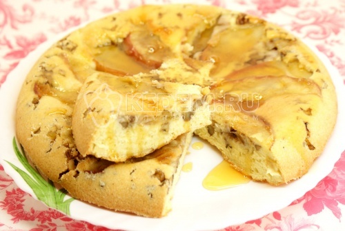 Пирог с яблоком и грецкими орехами
