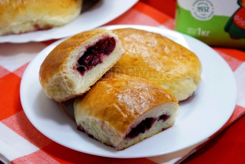 Пирожки с вишней в духовке