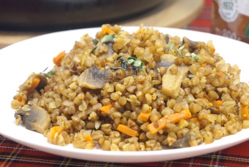 Постный плов с гречкой и грибами