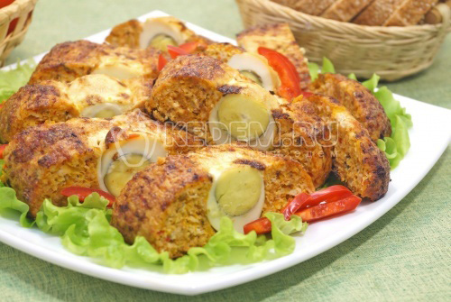 Рулет из курицы с овощами и яйцами