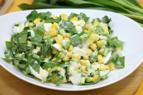 Салат с черемшой, яйцом и кукурузой