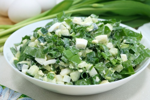 Салат с черемшой, яйцом и огурцом