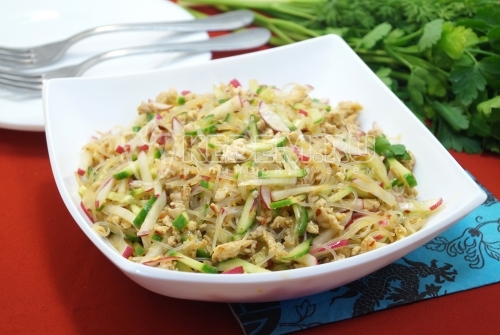 Салат с фунчозой и курицей